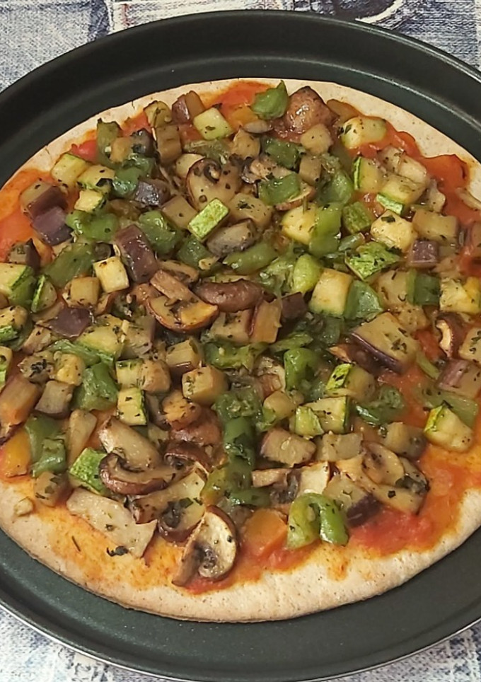 Una foto de Pizza de verduras vegana