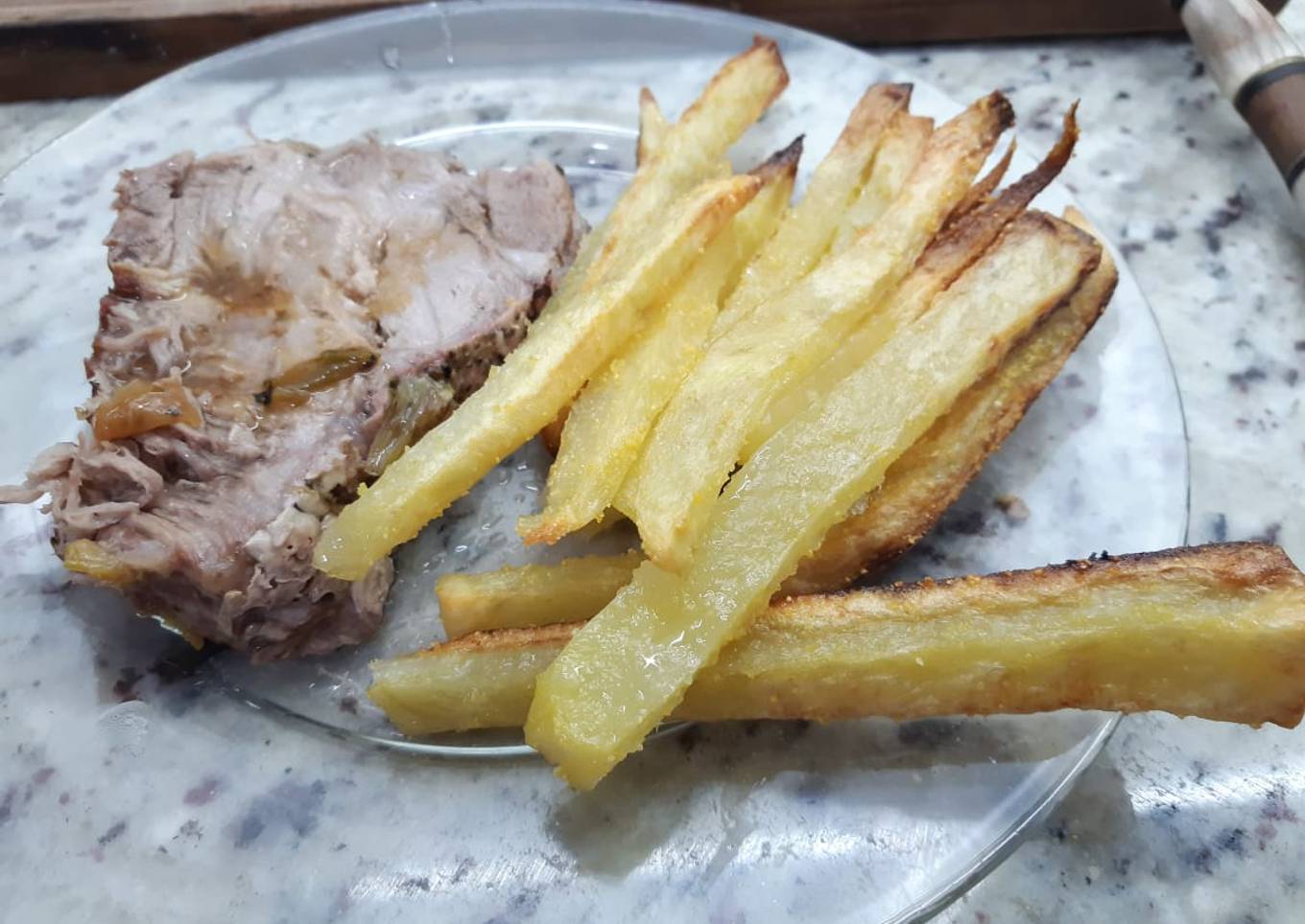 Bondiola de cerdo con papas crocantes