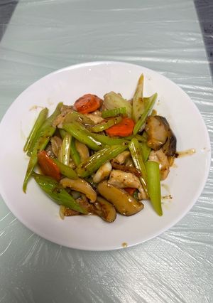 西芹冬菇炒雞柳 的食譜成品照片