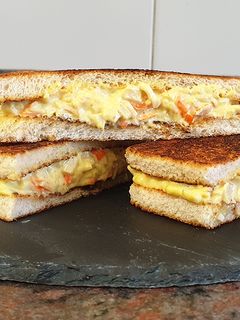 Una foto de Sándwich de surimi con mayonesa de curry casera