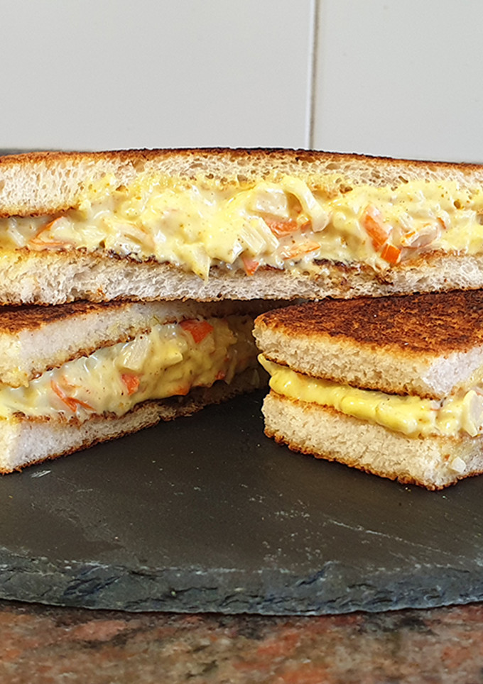 Una foto de Sándwich de surimi con mayonesa de curry casera