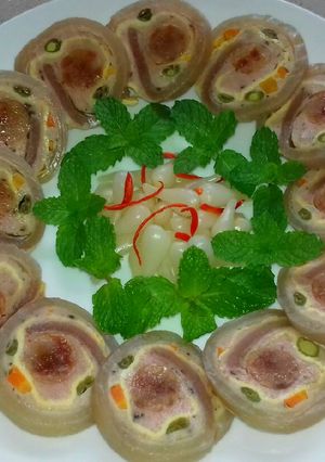 Hình của món Giò Bì Cuộn Lạp Xưởng.