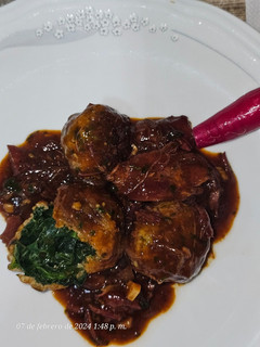 Una foto de Albóndigas de espinacas en salsa de confit de pato