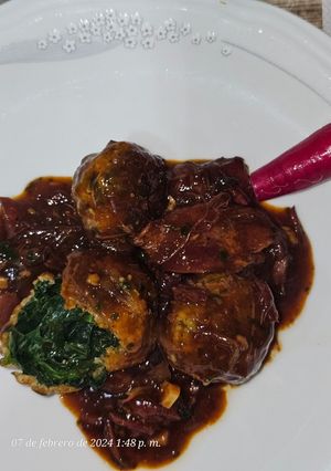 Una foto de Albóndigas de espinacas en salsa de confit de pato