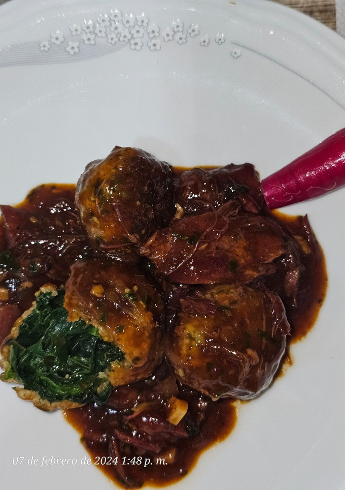 Una foto de Albóndigas de espinacas en salsa de confit de pato