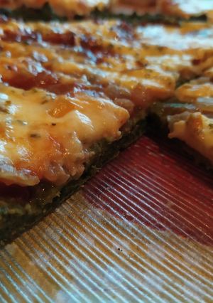 Una foto de Pizza con masa de acelga!