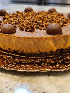Una foto de Tarta de Suchard con base de galletas y turrón de jijona