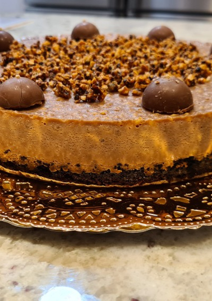 Una foto de Tarta de Suchard con base de galletas y turrón de jijona