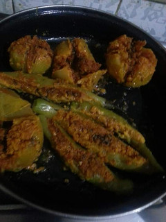 बेसन भरी मिर्ची (Besan bhari mirchi recipe in Hindi) रेसिपी मुख्य फोटो