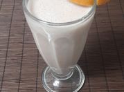 Una foto de fresas con plátano y yogurt