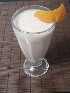 Una foto de Batido de plátano fresa y naranja
