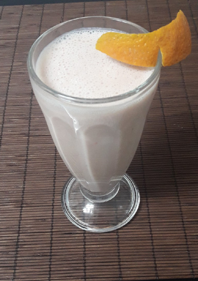 Una foto de Batido de plátano fresa y naranja