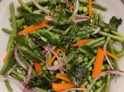 Una foto de ensalada arvejas con cebolla
