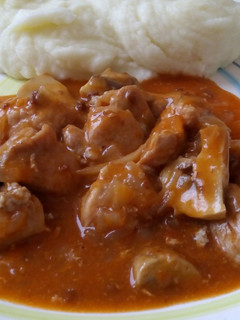 Una foto de Pavo guisado en salsa de tomate y champiñones