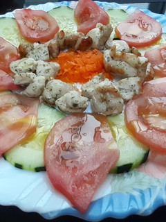 Una foto de Pechuga de pavo al ajillo en ensalada