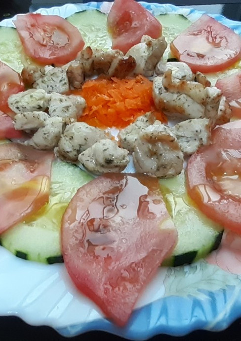 Una foto de Pechuga de pavo al ajillo en ensalada