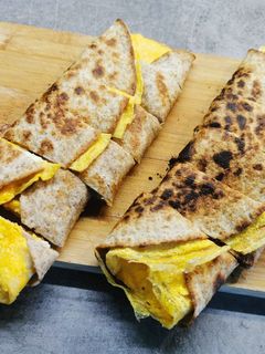 Serpenyős tortilla tojással sonkával sajttal  sütve mint a villám recept fotója
