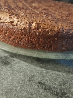 Una foto de Bizcochuelo de chocolate ideal para tortas de cumple🎈