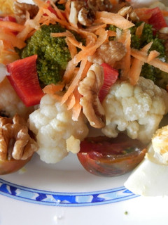 Una foto de Ensalada de coliflor y brecol con vinagreta de curry