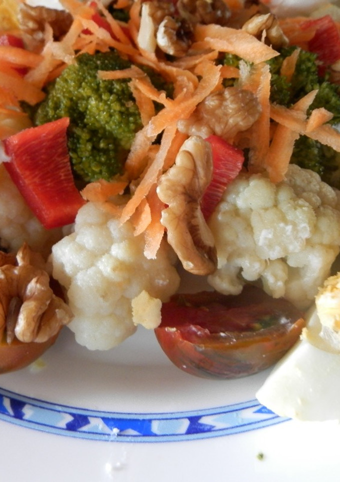 Una foto de Ensalada de coliflor y brecol con vinagreta de curry