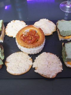Una foto de Volovanes de atún con tomate acompañados