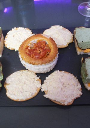 Foto principal de Volovanes de atún con tomate acompañados