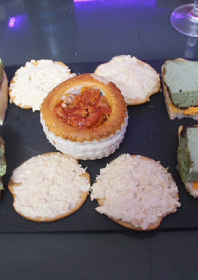 Una foto de Volovanes de atún con tomate acompañados