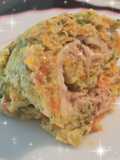 Rulo de tortilla de calabacín y zanahoria con queso y atún