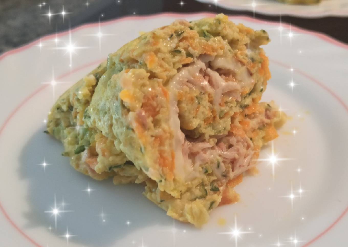 Rulo de tortilla de calabacín y zanahoria con queso y atún