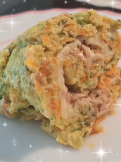 Una foto de Rulo de tortilla de calabacín y zanahoria con queso y atún