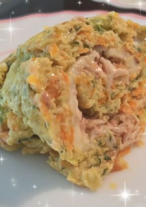 Una foto de Rulo de tortilla de calabacín y zanahoria con queso y atún