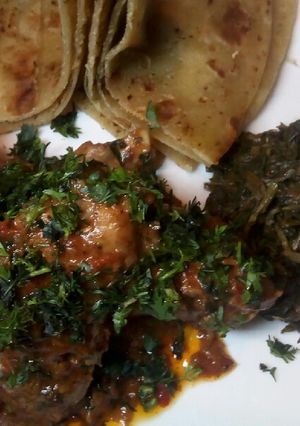 A picture of Kuku paka/Chapati laini/Mchicha wa nazi #teamcontest #taarab #coastaltheme (#maindish).