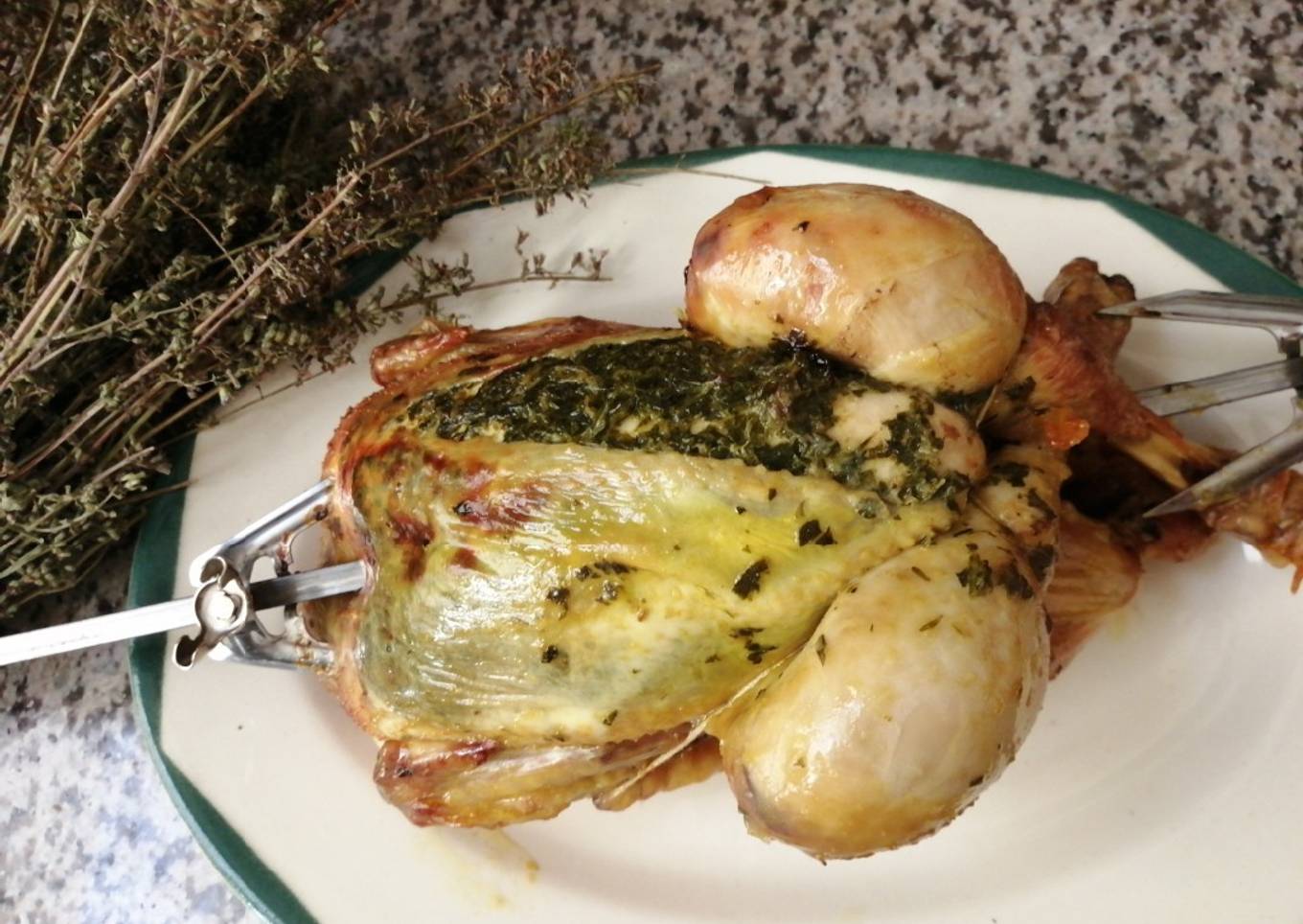 Poulet rôti farci sous la peau aux herbes de provence