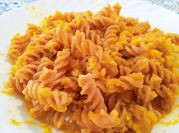 Una foto de fusilli lentejas rojas