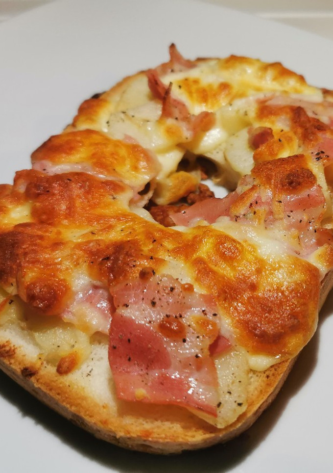 Una foto de 🍐Tostada de pera y bacon🥓