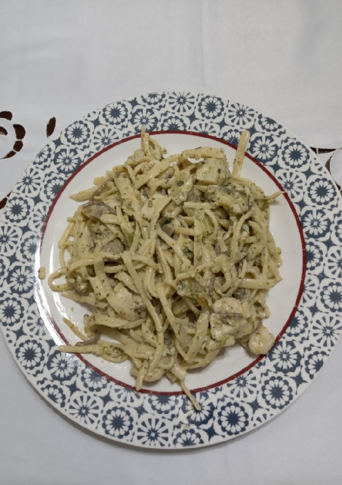 Una foto de Spaghetti con pollo y brócoli