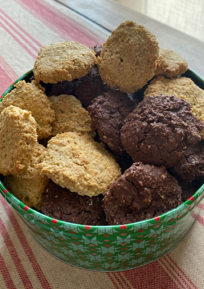 Una foto de Mix de galletas de Avena, unas de coco y jengibre y otras de chocolate