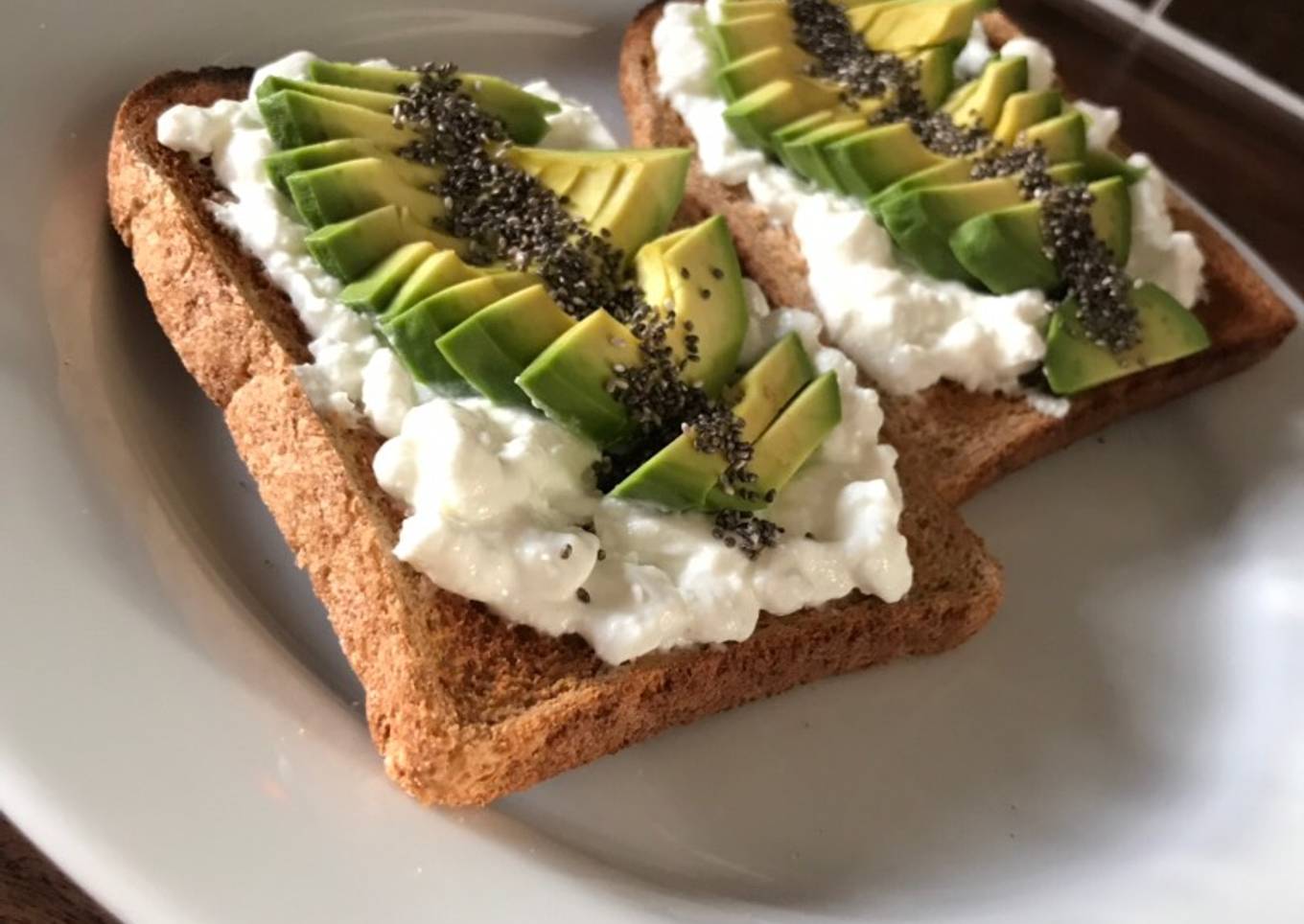 Tostadas de cottage y aguacate. 馃