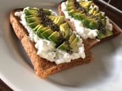 Una foto de tostadas de chia