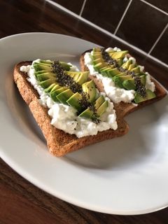 Una foto de Tostadas de cottage y aguacate. 🥑