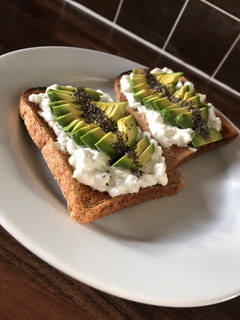 Una foto de Tostadas de cottage y aguacate. 🥑