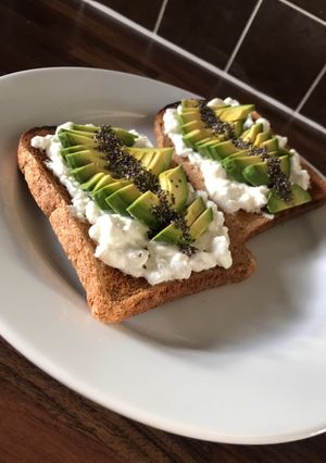 Foto principal de Tostadas de cottage y aguacate. 🥑