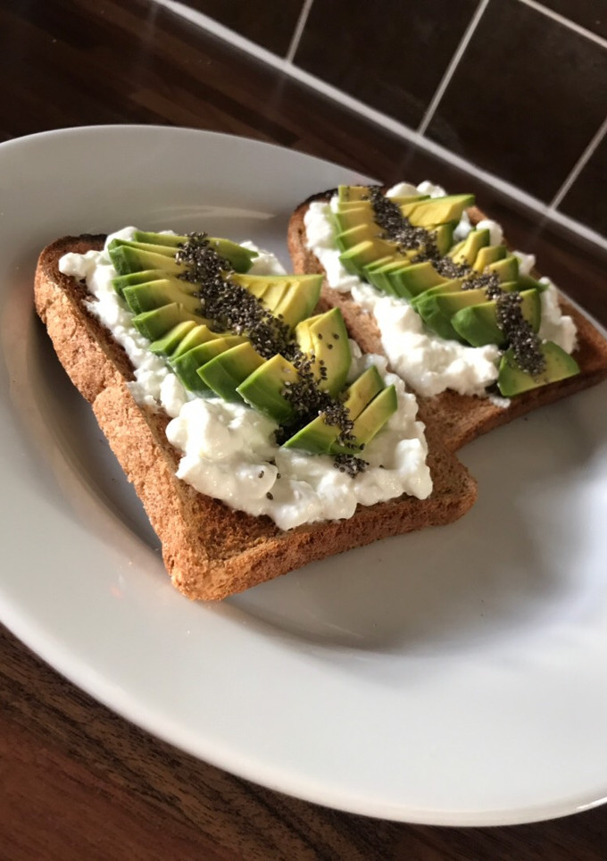 Una foto de Tostadas de cottage y aguacate. 🥑