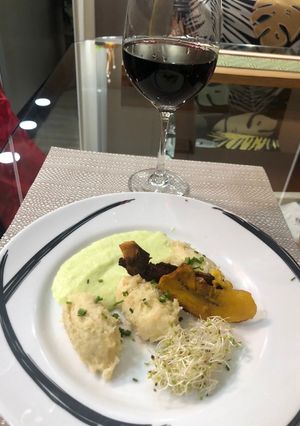 Foto de Quenelle de brandade debacalhau com Creme de Alho-poró e Banana da Terra Tostada