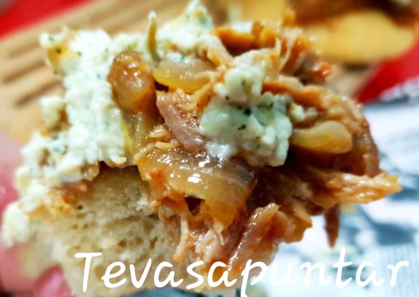 Coca de carne de cerdo con cebolla caramelizada y mahonesa de hierbabuena