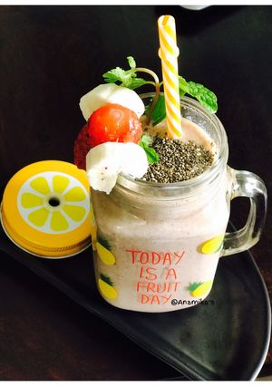 A picture of Chia-Banana Strawberry Smoothie.