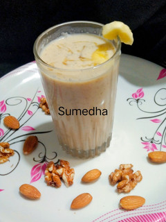 ड्राय फ्रूट बनाना स्मुदी (Dry fruit banana smoothie recipe in marathi) रेसिपी चे मुख्य फोटो