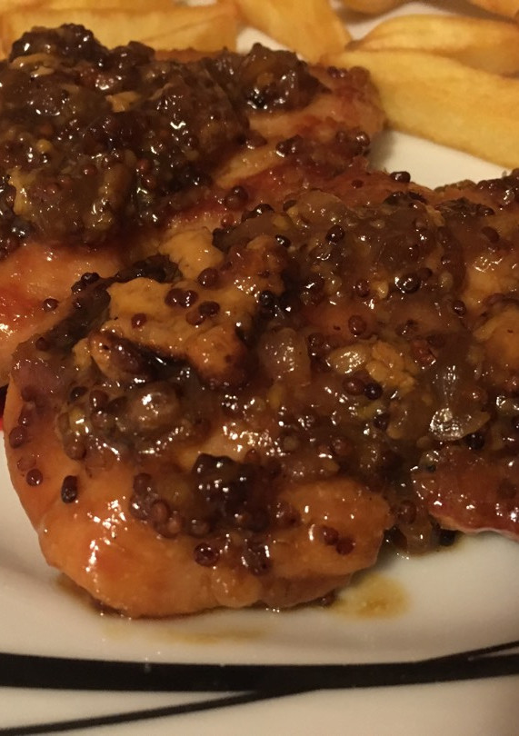 Una foto de Pechuga de pavo en salsa de cerveza, mostaza y miel