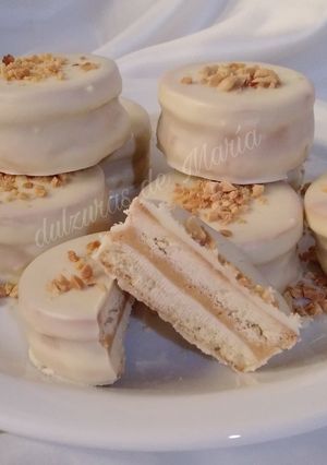 Una foto de Alfajores con crema de maní