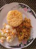 Salpicón de conejo arroz de zanahoria y ensalada fría